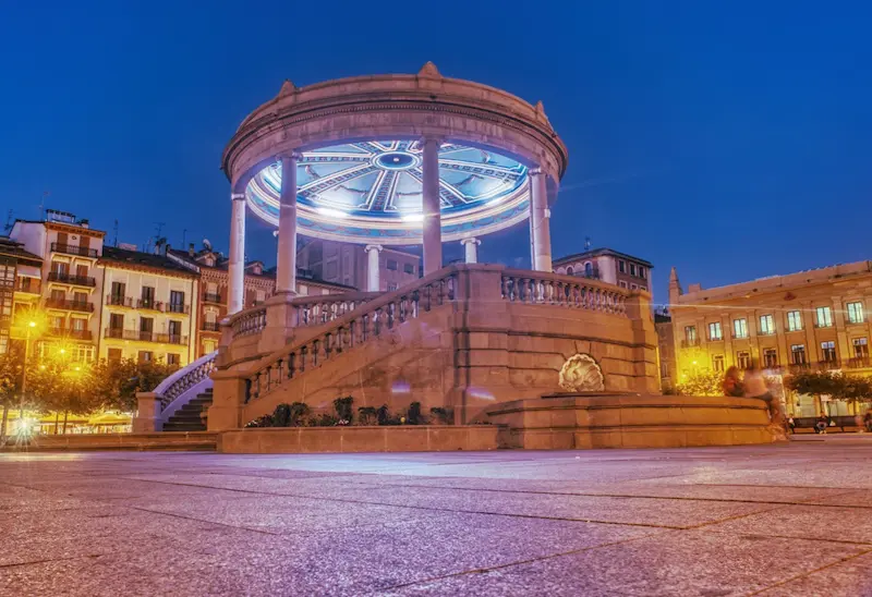 Plaza del Castillo con el típico quiosco